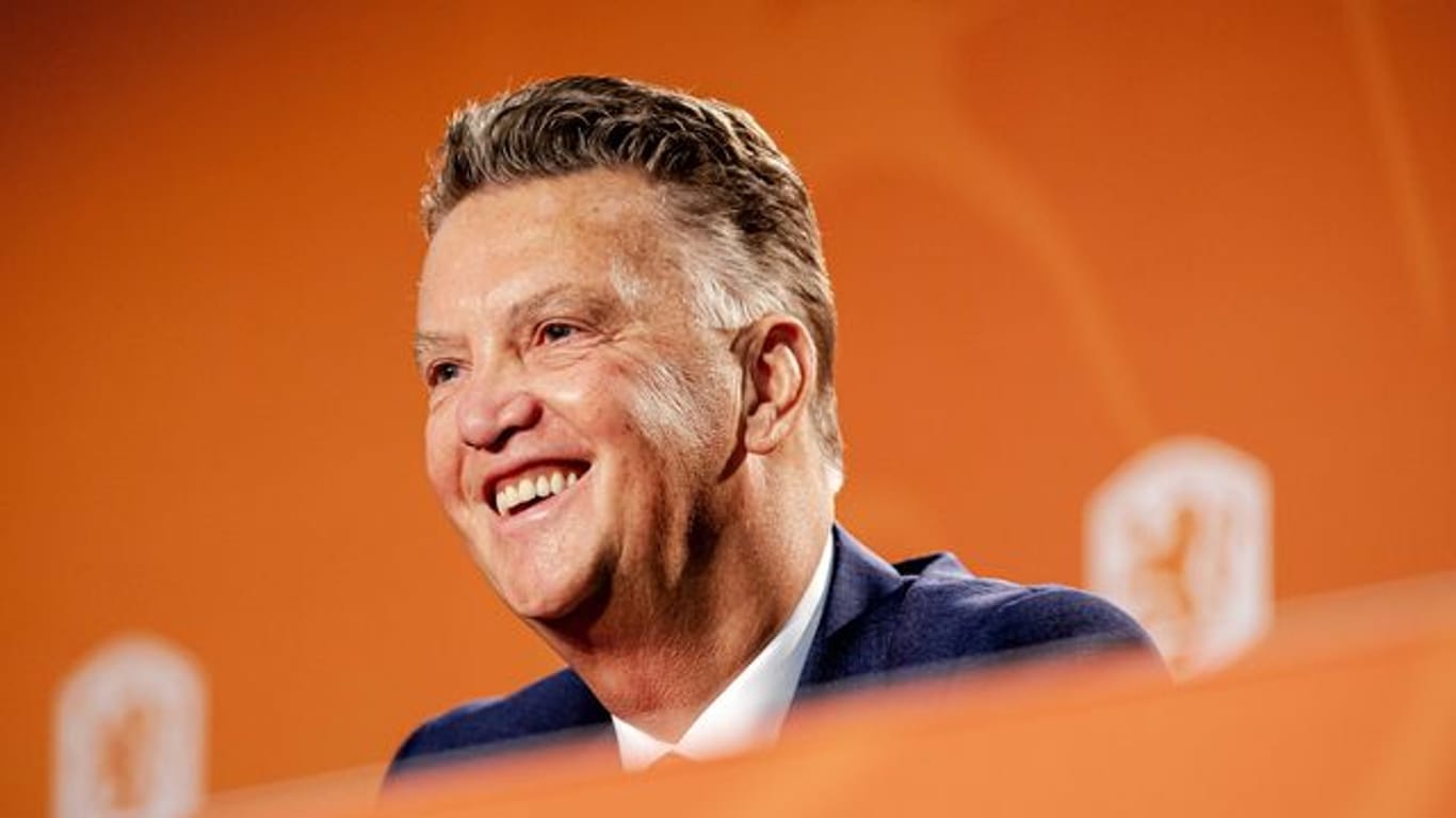 Louis van Gaal lächelt während seiner Vorstellung als Nationaltrainer der niederländischen Nationalmannschaft.