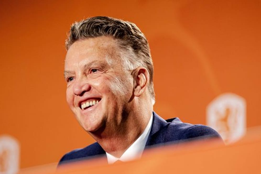Louis van Gaal lächelt während seiner Vorstellung als Nationaltrainer der niederländischen Nationalmannschaft.