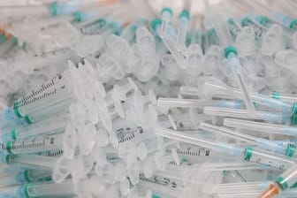 Spritzen mit dem Corona-Impfstoff von Biontech/Pfizer in einem Krankenhaus in Madrid.