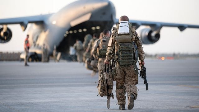 Bundeswehr-Soldaten beim Abzug aus Afghanistan. Bundeswehr-Soldaten beim Abzug aus Afghanistan.