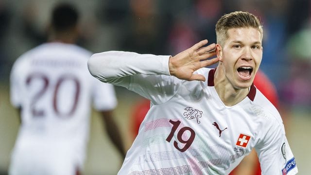 Fürth erhofft sich durch die Verpflichtung von Stürmer Cedric Itten mehr Durchschlagskraft in der Offensive. Fürth erhofft sich durch die Verpflichtung von Stürmer Cedric Itten mehr Durchschlagskraft in der Offensive.