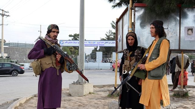 Kämpfer der Taliban stehen nach dem Abzug der USA vor dem internationalen Flughafen in Kabul. Kämpfer der Taliban stehen nach dem Abzug der USA vor dem internationalen Flughafen in Kabul.