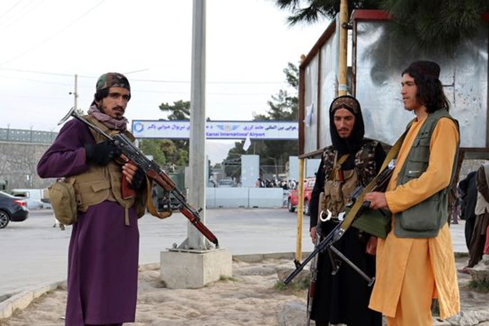 Kämpfer der Taliban stehen nach dem Abzug der USA vor dem internationalen Flughafen in Kabul.