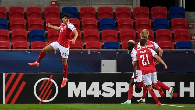 Wahid Faghir (l) unterschrieb beim VfB.