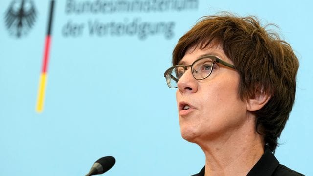Annegret Kramp-Karrenbauer (CDU), Bundesministerin der Verteidigung. Annegret Kramp-Karrenbauer (CDU), Bundesministerin der Verteidigung.