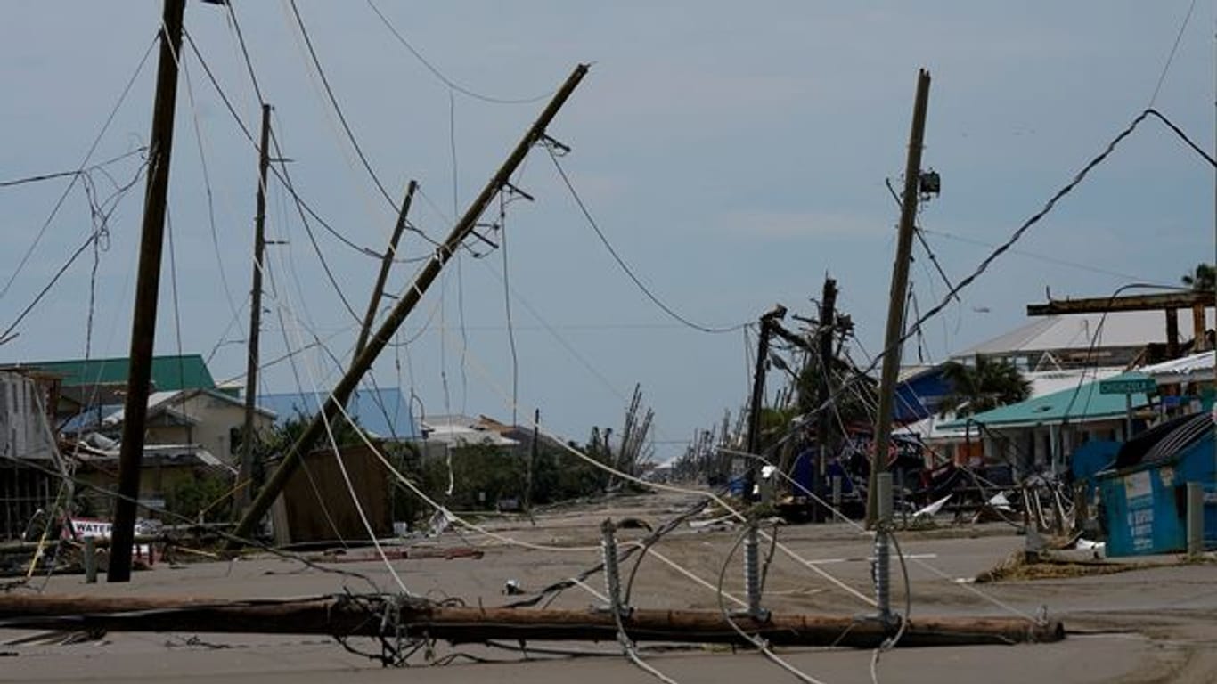 Umgestürzte Stromleitungen liegen auf einer Straße nach dem Hurrikan "Ida".