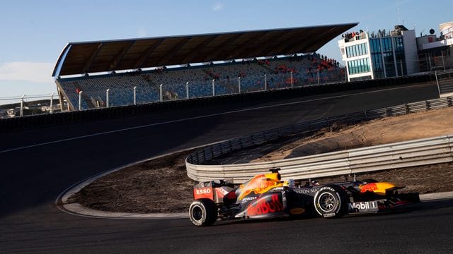 Der Niederländer Max Verstappen vom Team Red Bull Racing testet die renovierte Rennstrecke.