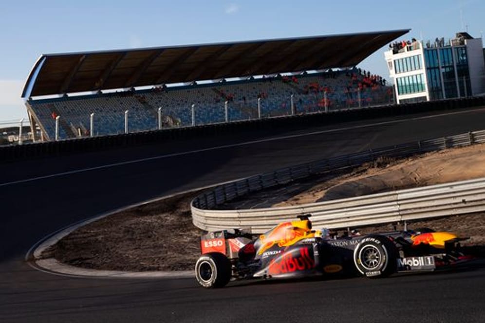 Der Niederländer Max Verstappen vom Team Red Bull Racing testet die renovierte Rennstrecke.