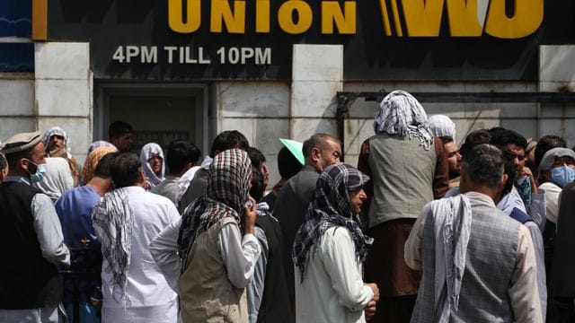 Menschen drängen sich vor einer Bank in Kabul.
