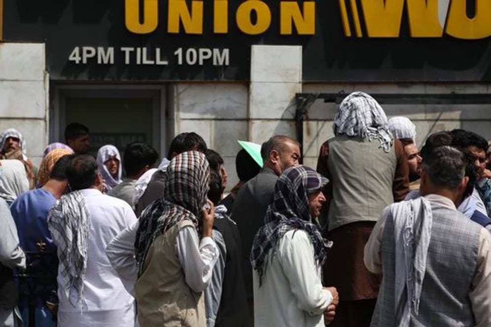 Menschen drängen sich vor einer Bank in Kabul.
