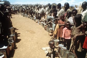 In langen Schlangen warten hungernde Äthiopier im Jahr 1983 auf Lebensmittel.
