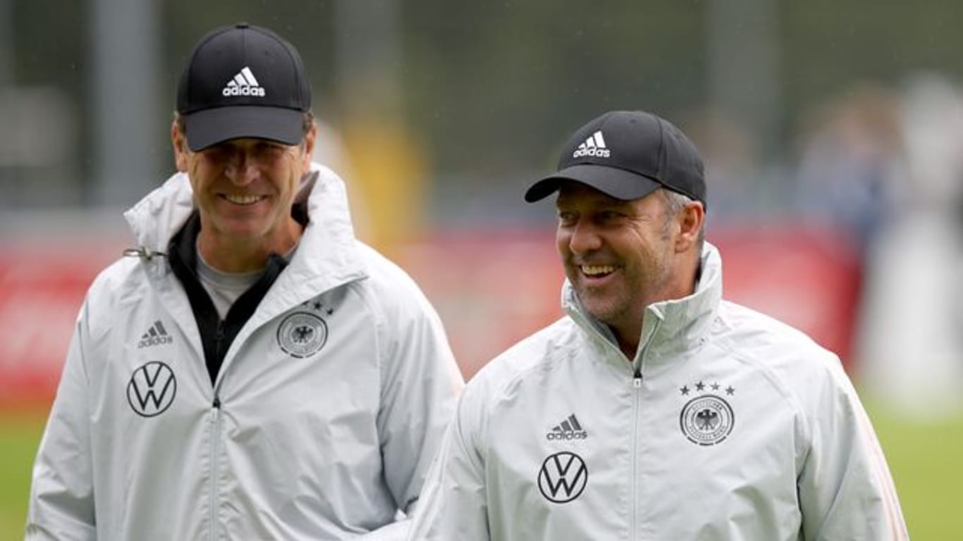 Starten mit dem DFB-Team in die WM-Qualifikation: Oliver Bierhoff (l) und Hansi Flick.