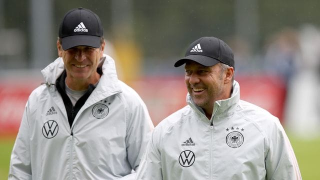 Starten mit dem DFB-Team in die WM-Qualifikation: Oliver Bierhoff (l) und Hansi Flick.