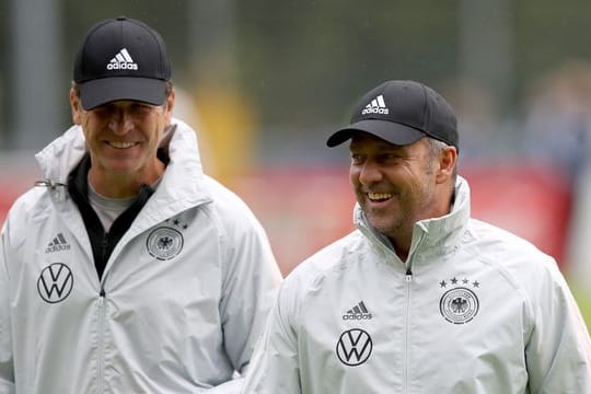 Starten mit dem DFB-Team in die WM-Qualifikation: Oliver Bierhoff (l) und Hansi Flick.