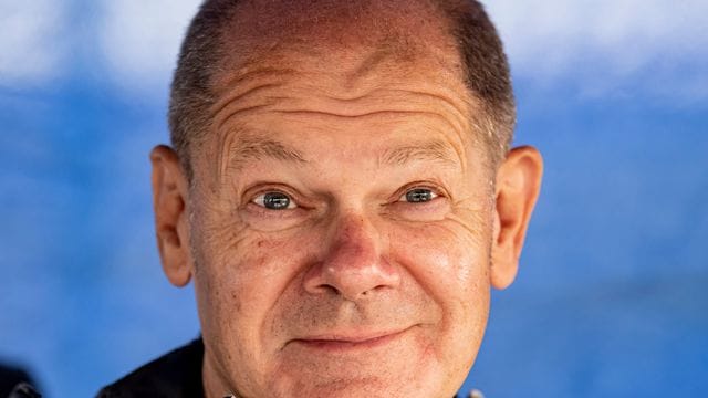 Olaf Scholz, SPD-Kanzlerkandidat und Bundesfinanzminister, beim Besuch eines Hybridkraftwerks in Brandenburg. Olaf Scholz, SPD-Kanzlerkandidat und Bundesfinanzminister, beim Besuch eines Hybridkraftwerks in Brandenburg.