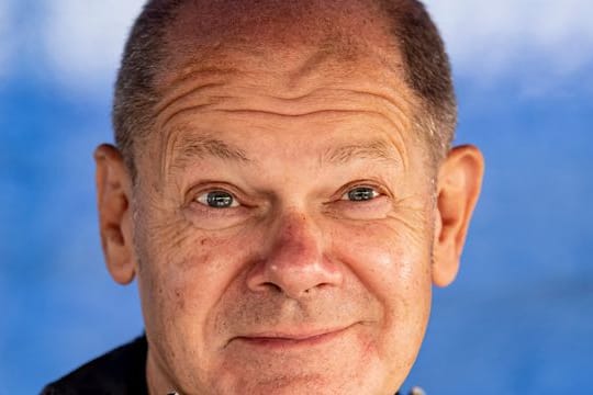 Olaf Scholz, SPD-Kanzlerkandidat und Bundesfinanzminister, beim Besuch eines Hybridkraftwerks in Brandenburg.