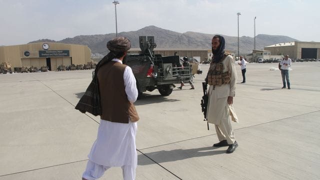 Mitglieder der Taliban gehen nach dem Abzug der US-Truppen über den Flughafen Kabul.