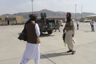 Mitglieder der Taliban gehen nach dem Abzug der US-Truppen über den Flughafen Kabul.