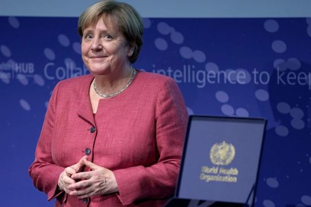 Kanzlerin Angela Merkel erhält während der Einweihungsfeier die Auszeichnung "WHO Global Leadership Award".
