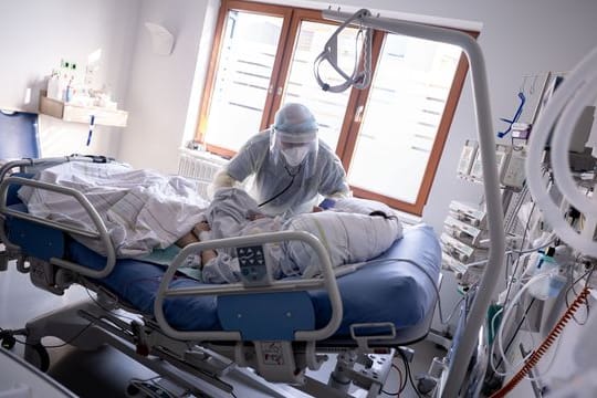 Ein Intensivpfleger arbeitet auf der Intensivstation des Krankenhauses Bethel in Berlin an einer Corona-Patientin.