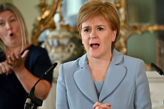 Nicola Sturgeon, Erste Ministerin von Schottland, will eine Impfpflicht für Discos und Großveranstaltungen einführen.