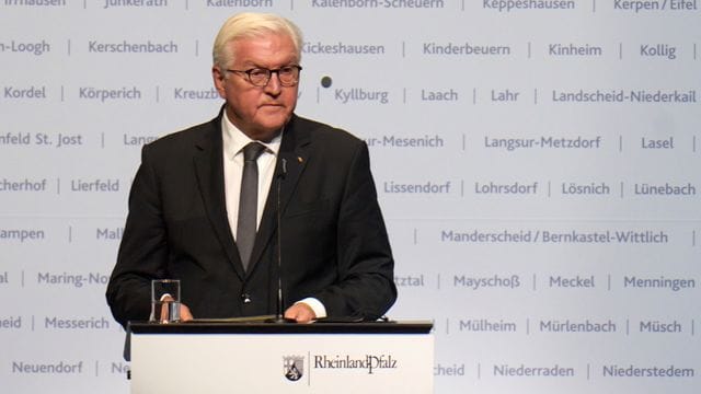 Frank-Walter Steinmeier: Der Bundespräsident spricht beim Staatsakt des Landes Rheinland-Pfalz zum Gedenken der Opfer der Flutkatastrophe in der Ring-Arena am Nürburgring.