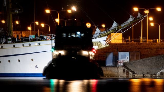 Ein Schlepper (vorn) begleitet das sanierte Marineschulschiff „Gorch Fock“ nach einer vorzeitig beendeten Probefahrt in den Hafen von Wilhelmshaven.