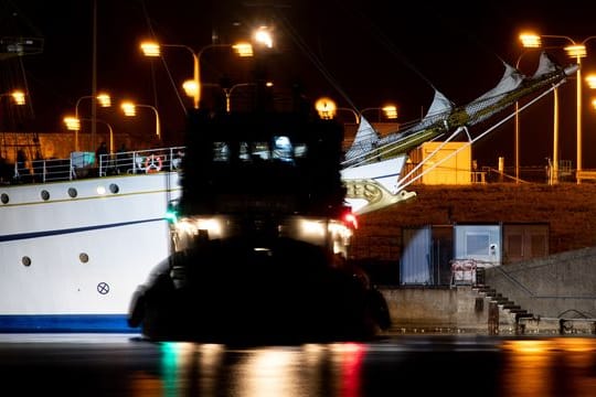 Ein Schlepper (vorn) begleitet das sanierte Marineschulschiff „Gorch Fock“ nach einer vorzeitig beendeten Probefahrt in den Hafen von Wilhelmshaven.