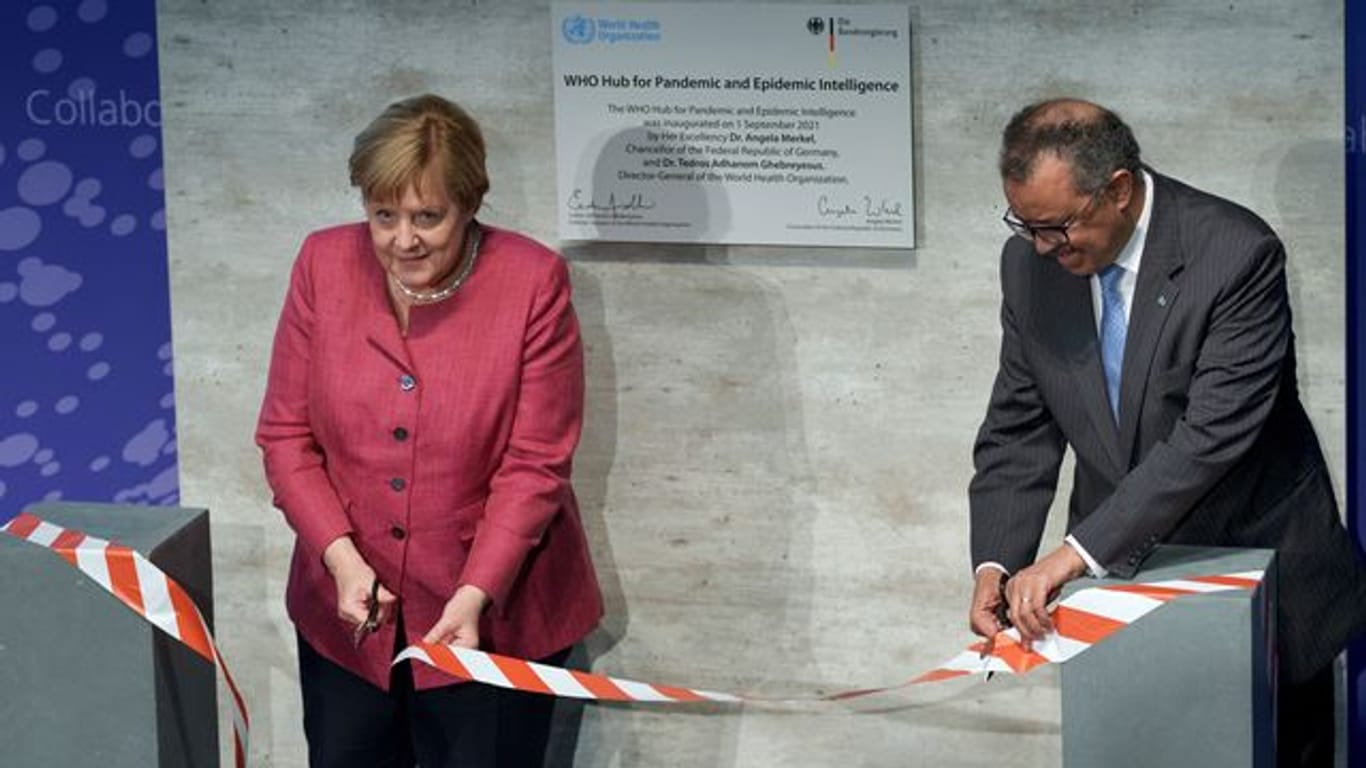 Tedros Adhanom Ghebreyesus, Generaldirektor der Weltgesundheitsorganisation (WHO), und Bundeskanzlerin Angela Merkel (CDU) bei der Einweihungszeremonie des "WHO Hub For Pandemic And Epidemic Intelligence".