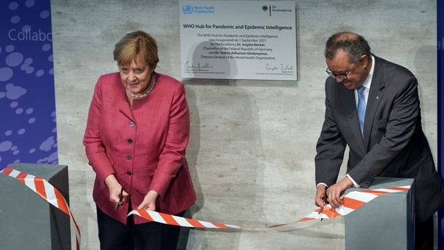 Tedros Adhanom Ghebreyesus, Generaldirektor der Weltgesundheitsorganisation (WHO), und Bundeskanzlerin Angela Merkel (CDU) bei der Einweihungszeremonie des "WHO Hub For Pandemic And Epidemic Intelligence". Tedros Adhanom Ghebreyesus, Generaldirektor der Weltgesundheitsorganisation (WHO), und Bundeskanzlerin Angela Merkel (CDU) bei der Einweihungszeremonie des "WHO Hub For Pandemic And Epidemic Intelligence".