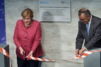 Tedros Adhanom Ghebreyesus, Generaldirektor der Weltgesundheitsorganisation (WHO), und Bundeskanzlerin Angela Merkel (CDU) bei der Einweihungszeremonie des "WHO Hub For Pandemic And Epidemic Intelligence".