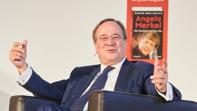 Union-Kanzlerkandidat Armin Laschet stellt eine Merkel-Biografie vor. Union-Kanzlerkandidat Armin Laschet stellt eine Merkel-Biografie vor.