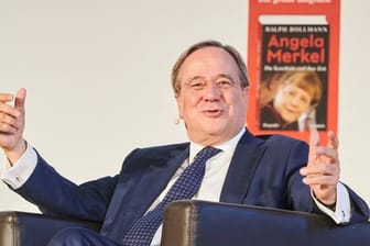 Union-Kanzlerkandidat Armin Laschet stellt eine Merkel-Biografie vor.