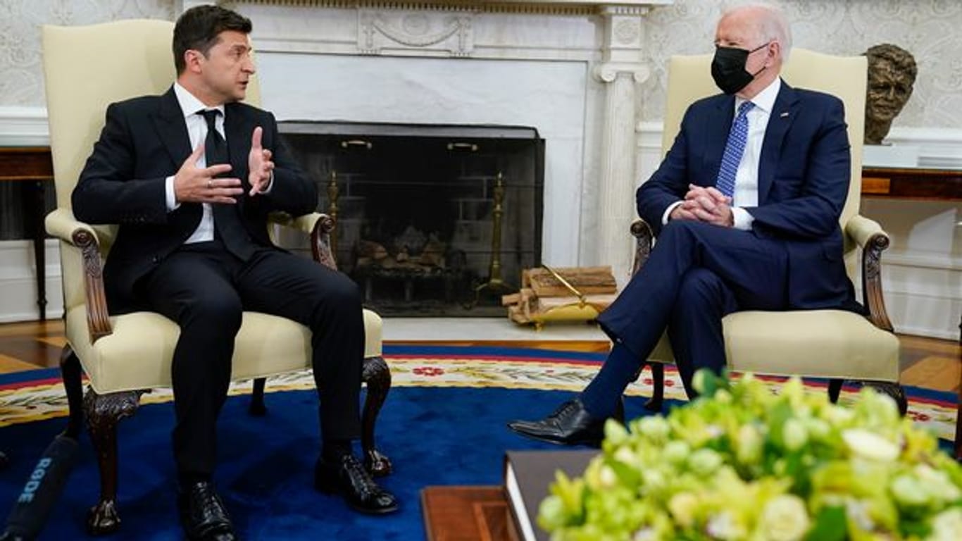 US-Präsident Joe Biden (r) spricht im Oval Office mit dem ukrainischen Präsidenten Wolodymyr Selenskyj.