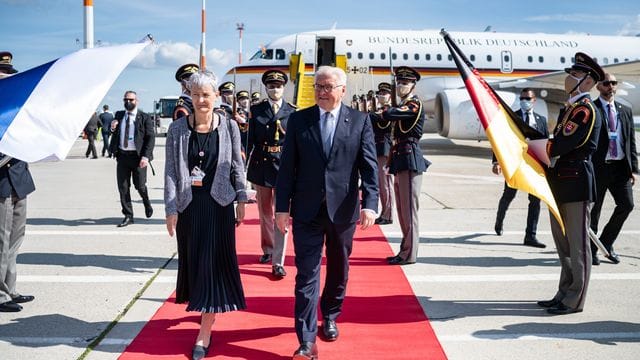 Bundespräsident Frank-Walter Steinmeier wird am Milan-Rastislav-Stefanik-Flughafen von Barbara Wolf, Botschafterin Deutschlands in der Slowakei, begrüßt. Bundespräsident Frank-Walter Steinmeier wird am Milan-Rastislav-Stefanik-Flughafen von Barbara Wolf, Botschafterin Deutschlands in der Slowakei, begrüßt.
