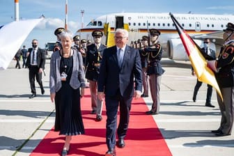 Bundespräsident Frank-Walter Steinmeier wird am Milan-Rastislav-Stefanik-Flughafen von Barbara Wolf, Botschafterin Deutschlands in der Slowakei, begrüßt.