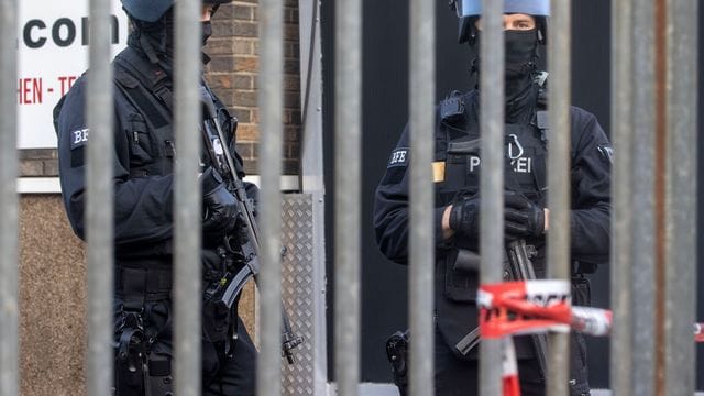 Polizisten in Duisburg: Bei einer Razzia gegen Rockerkriminalität hat die Polizei am Donnerstagmorgen in mehreren Städten an Rhein und Ruhr mindestens 20 Gebäude durchsucht.