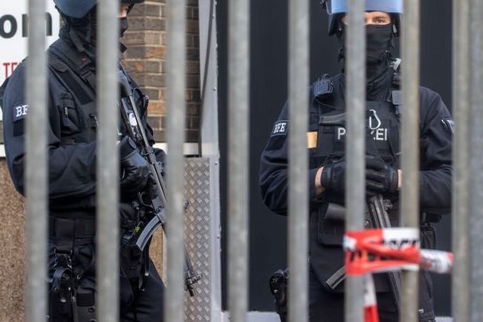 Polizisten in Duisburg: Bei einer Razzia gegen Rockerkriminalität hat die Polizei am Donnerstagmorgen in mehreren Städten an Rhein und Ruhr mindestens 20 Gebäude durchsucht.