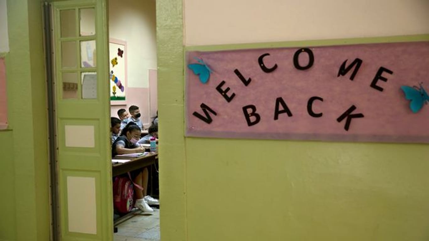 Willkommen zurück: Schüler und Schülerinnen in einem Klassenraum in Jerusalem.