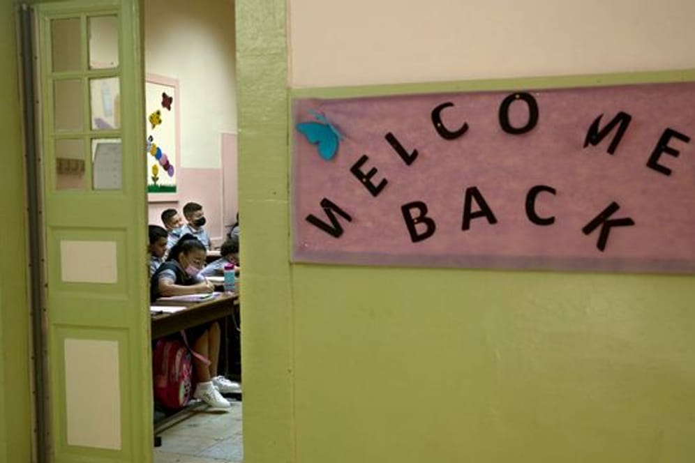 Willkommen zurück: Schüler und Schülerinnen in einem Klassenraum in Jerusalem.
