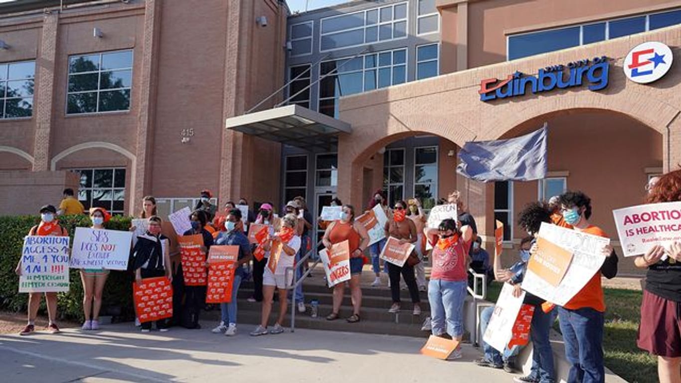 In Texas hat es Proteste gegen das verschärfte Abtreibungsgesetz gegeben.