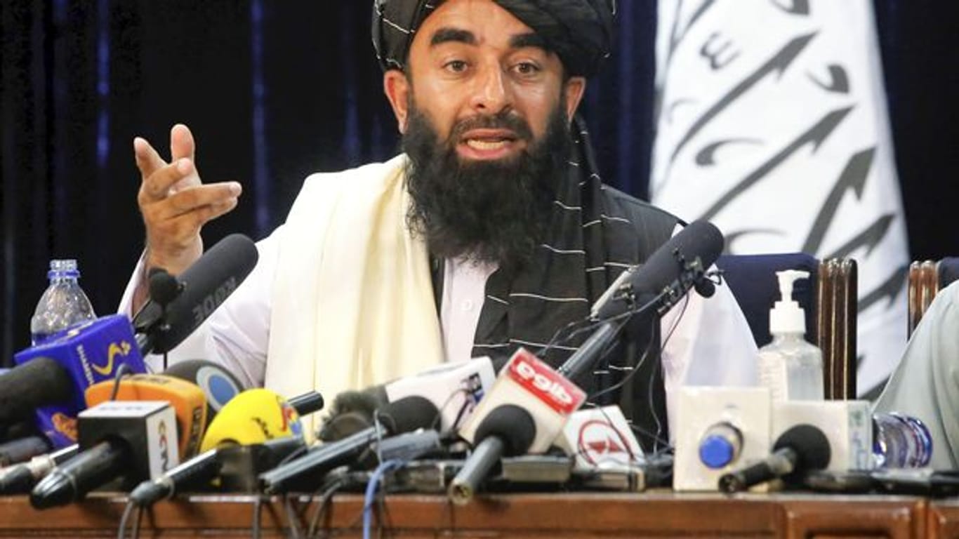 Sabiullah Mudschahid, Sprecher der Taliban, auf seiner ersten Pressekonferenz in Kabul.