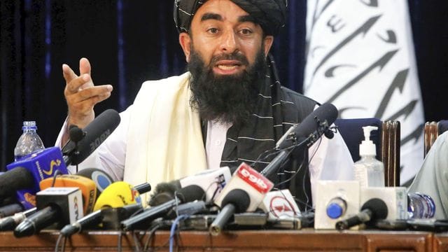 Sabiullah Mudschahid, Sprecher der Taliban, auf seiner ersten Pressekonferenz in Kabul. Sabiullah Mudschahid, Sprecher der Taliban, auf seiner ersten Pressekonferenz in Kabul.