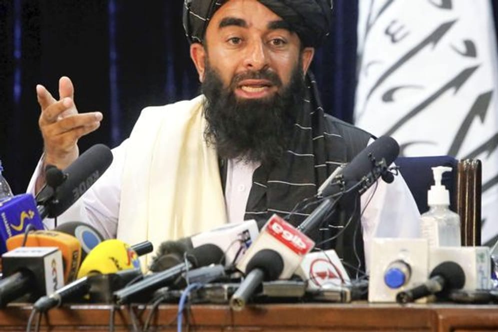 Sabiullah Mudschahid, Sprecher der Taliban, auf seiner ersten Pressekonferenz in Kabul.
