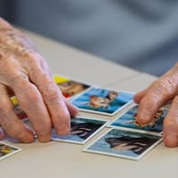 Erinnerung schulen: Eine Bewohnerin einer Pflegestation spielt "Memory".