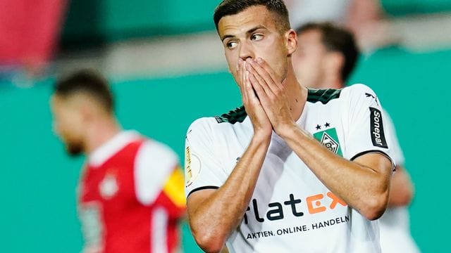 Bei Borussia Mönchengladbach ist nun auch László Bénes positiv auf das Coronavirus getestet worden. Bei Borussia Mönchengladbach ist nun auch László Bénes positiv auf das Coronavirus getestet worden.