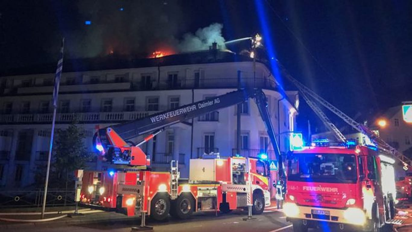 Die Feuerwehr löscht von Drehleitern aus das Hotel "Badischer Hof".