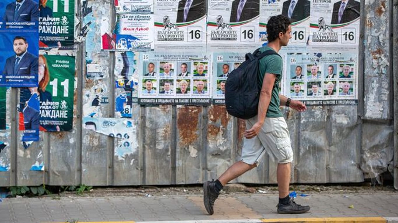Ein Fußgänger geht in Bulgarien an Wahlplakaten vorbei.