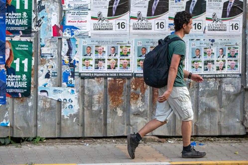 Ein Fußgänger geht in Bulgarien an Wahlplakaten vorbei.