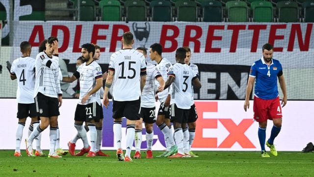 Die deutsche Fußball-Nationalmannschaft setzt sich in St. Die deutsche Fußball-Nationalmannschaft setzt sich in St.